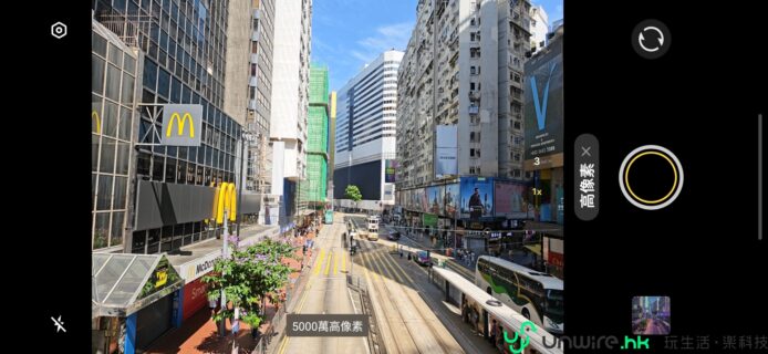 繁華商業區街景,展示高樓林立的都市景觀與.