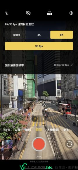 城市街道景觀拍攝，展示繁忙的都市交通與建.