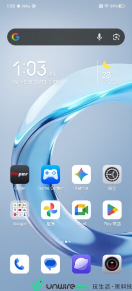 手機主畫面顯示時間和多個應用圖標.