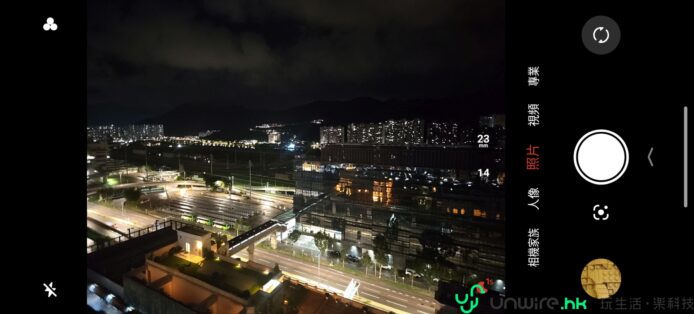 夜晚城市天際線與燈火閃爍的建築物.