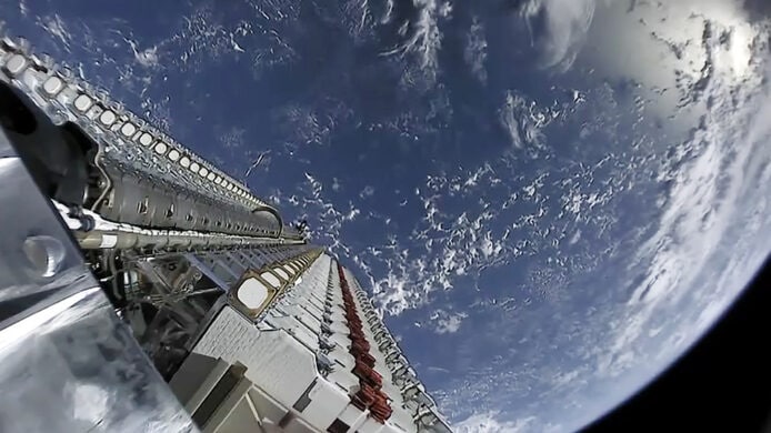 太空船在地球軌道上升空.