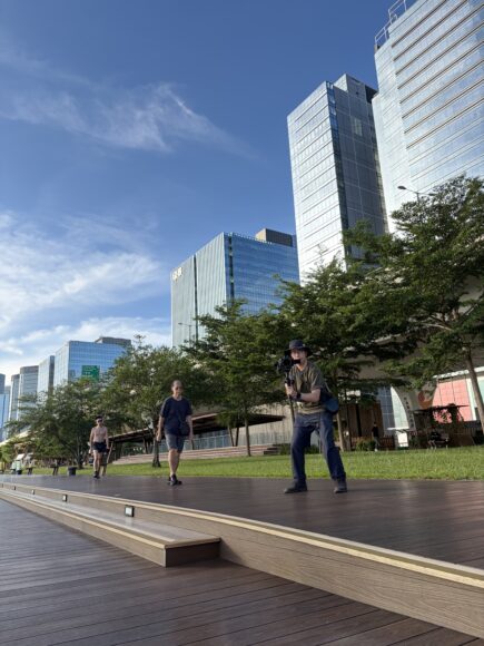 城市天際線與行人街景,展示現代高樓大廈與.