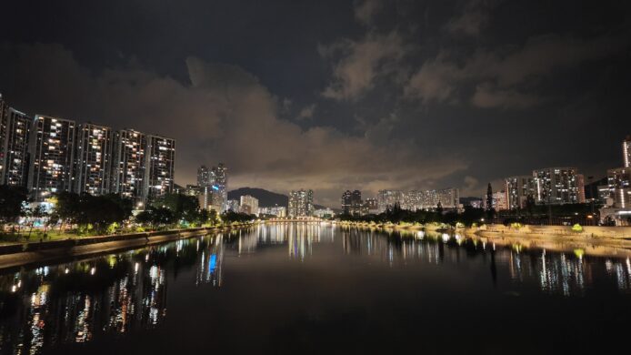 夜晚城市天際線與河流倒影.