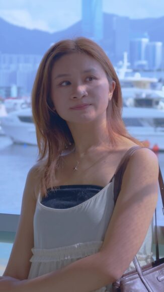 港景背景下的年輕女性自拍照.