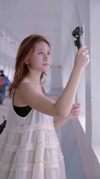 女性用手持攝像機拍攝視頻.