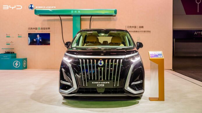 比亞迪M9 MPV展示閃充技術.