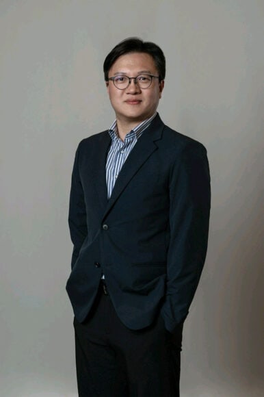 男士穿著西裝微笑站立.