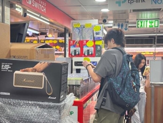 繁忙遊戲店內顧客選購遊戲光碟.