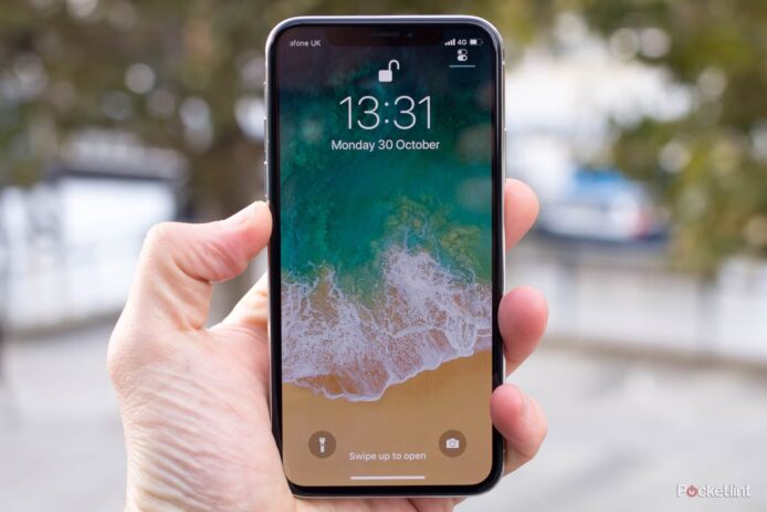 手持iPhone 15展示高清屏幕.