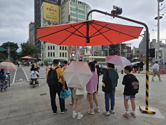 台北街頭智慧遮陽傘,吸引市民圍觀.