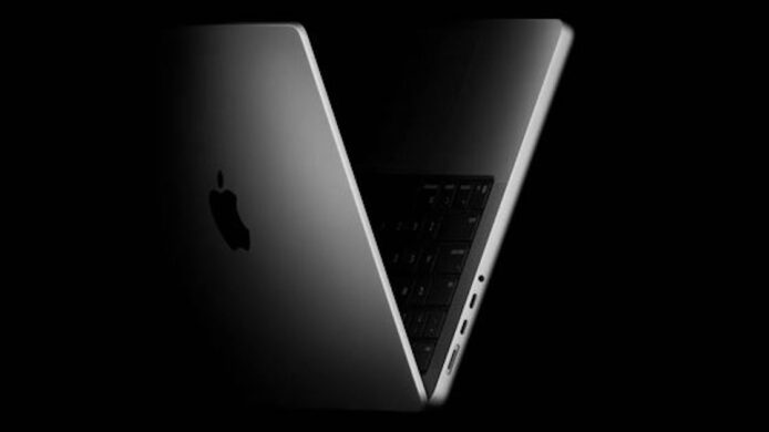 MacBook Pro 開啟顯示屏幕,展示其設計與性能.