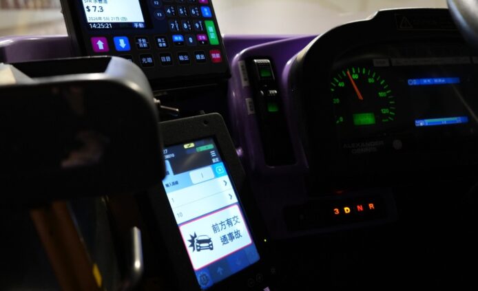 城巴司機使用車載系統接收即時路況信息.