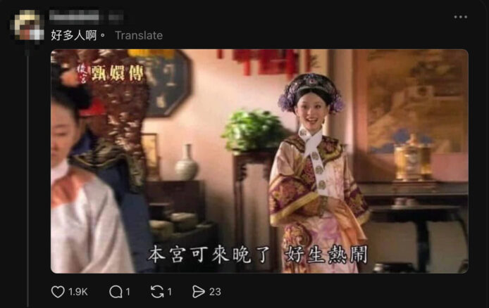 宮廷劇女角色穿著華麗服飾.