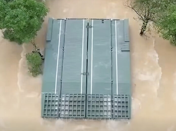 救援航母在洪水中救援被困學生.