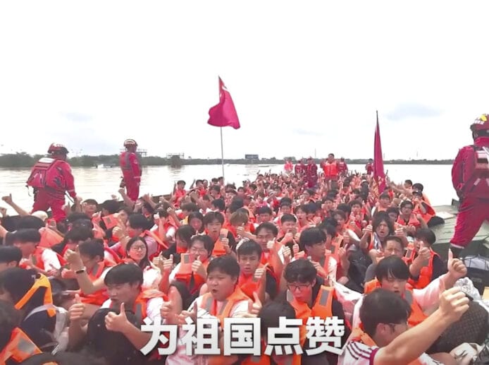 學生在洪水中搭乘救援船激動落淚.