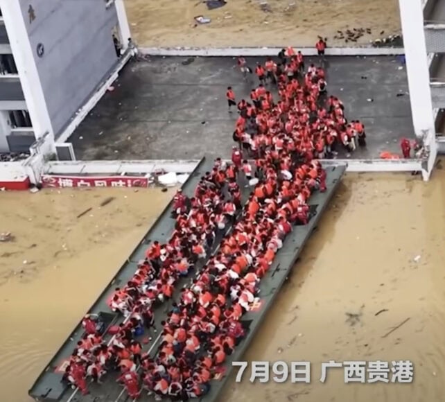救援人員在洪水中疏散學生.