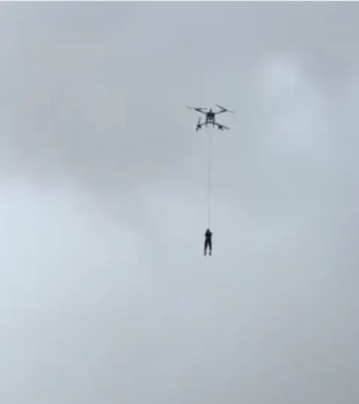 無人機吊運村民進行洪災救援.