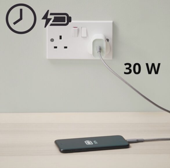 IKEA 充電插頭插在牆上.