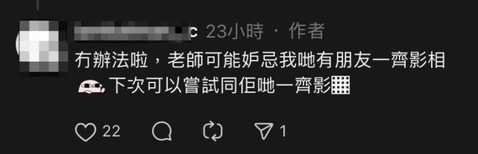 學生在校園拍照留念.