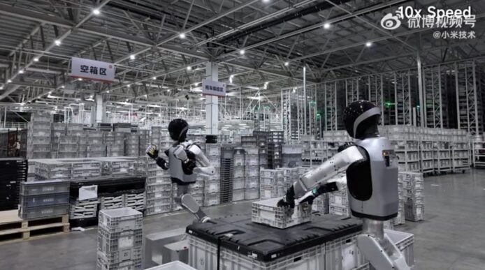 機械人在工廠內進行自動化作業.