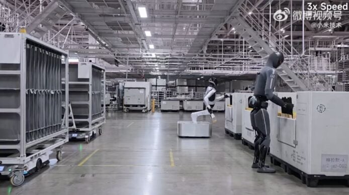 機械臂在小米工廠內操作.