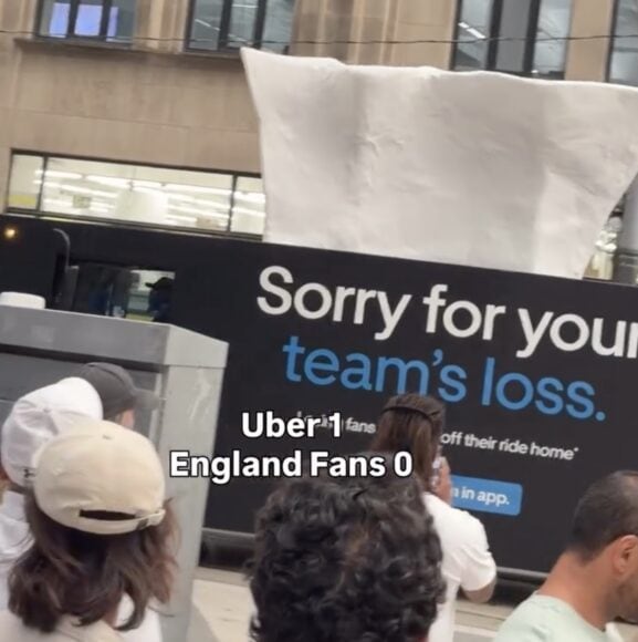 英格蘭球迷失望地看著廣告牌.