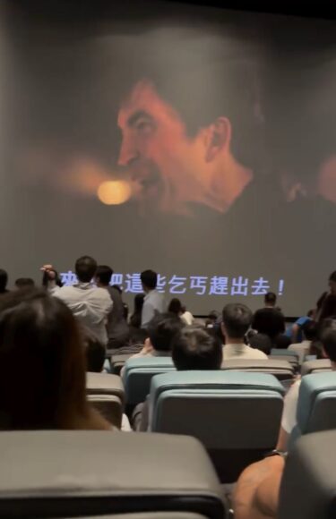戲院觀眾在火警中疏散，場面緊張.