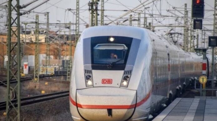 德國高鐵列車在鐵路站停靠.