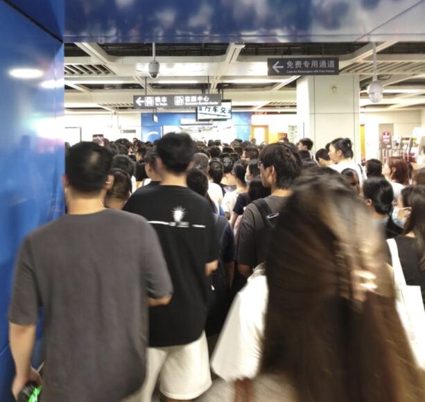 深圳地鐵站人潮擠爆,排隊接受安檢.