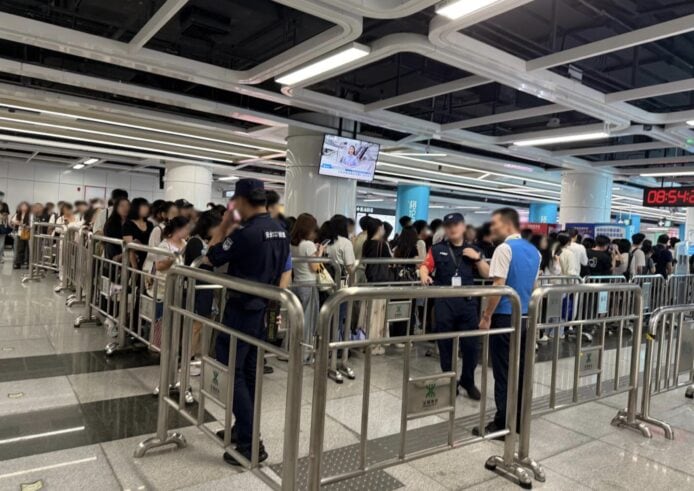 深圳地鐵站安檢排長龍人群.