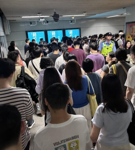 深圳地鐵站排隊人群等待安檢.