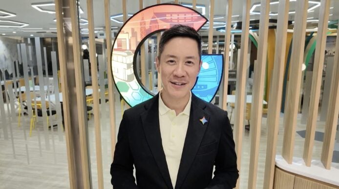 男士在科技展覽中微笑合照.