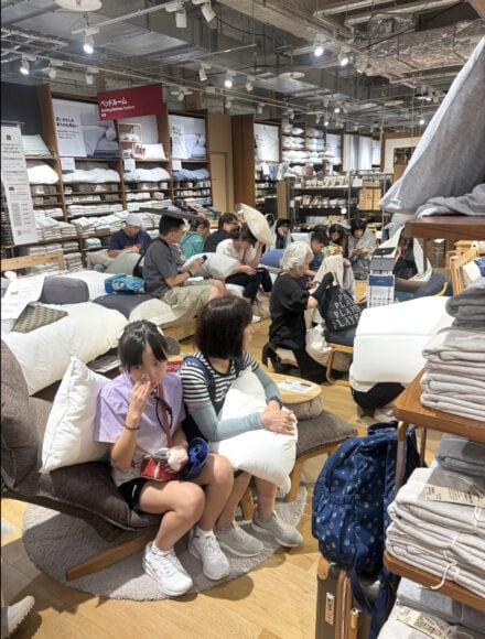 店內顧客專注選購枕頭.