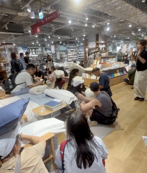 無印良品店員拆枕頭保護顧客.