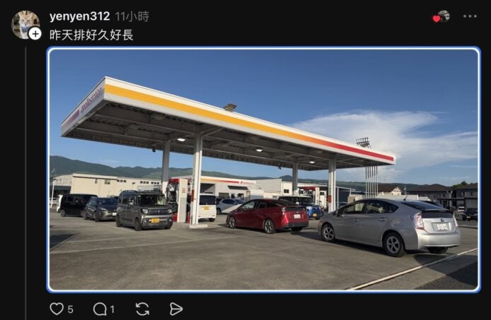 加油站外觀,晴朗天氣,停車場有多輛車.