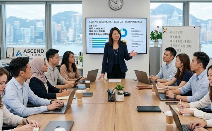 企業團隊在會議中討論策略.