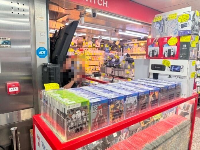 深水埗遊戲店內實體光碟陳列.