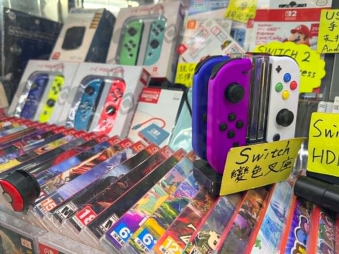 多款Switch手掣陳列於香港遊戲店.