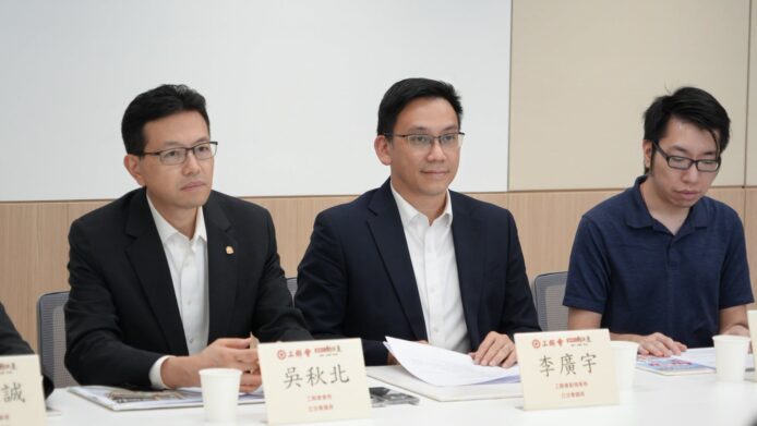 三位外送員驛站代表在會議中.