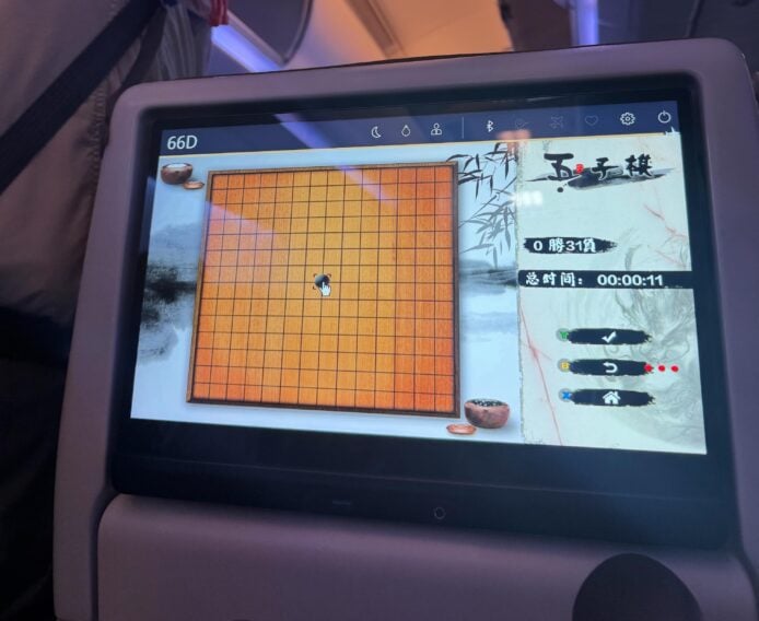 飛機上玩五子棋的電子遊戲屏幕.
