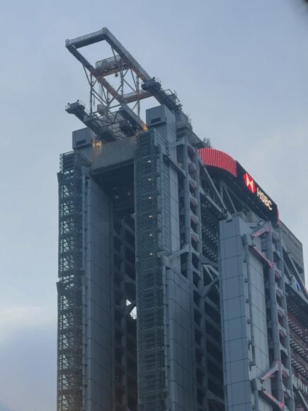 滙豐總行高樓吊臂伸出維修.