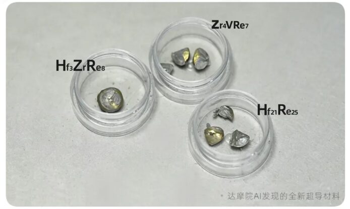 三個透明盤中各有不同金屬晶體樣本.