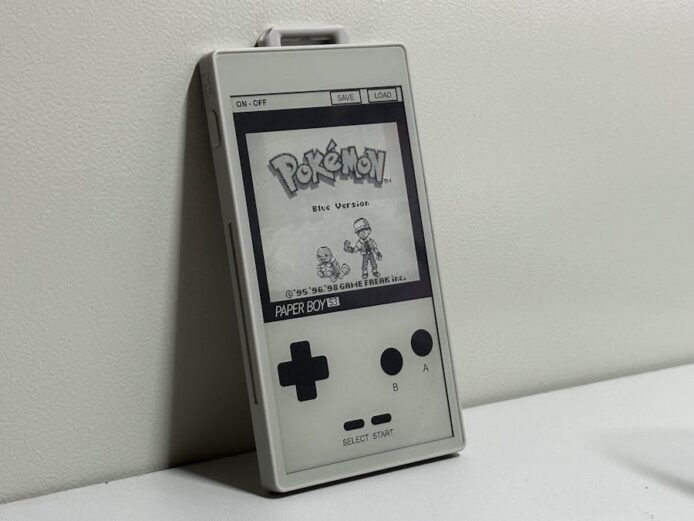 電子紙螢幕流暢運作的復刻版Game Boy.