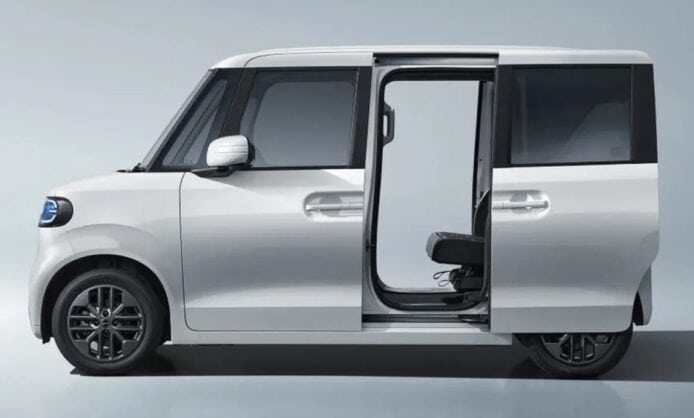 白色純電K-Car車輛，側面展示.