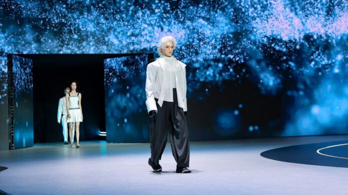 模特在時尚秀場展示服裝.