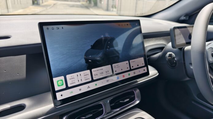 車內大屏幕顯示智能導航與控制界面.