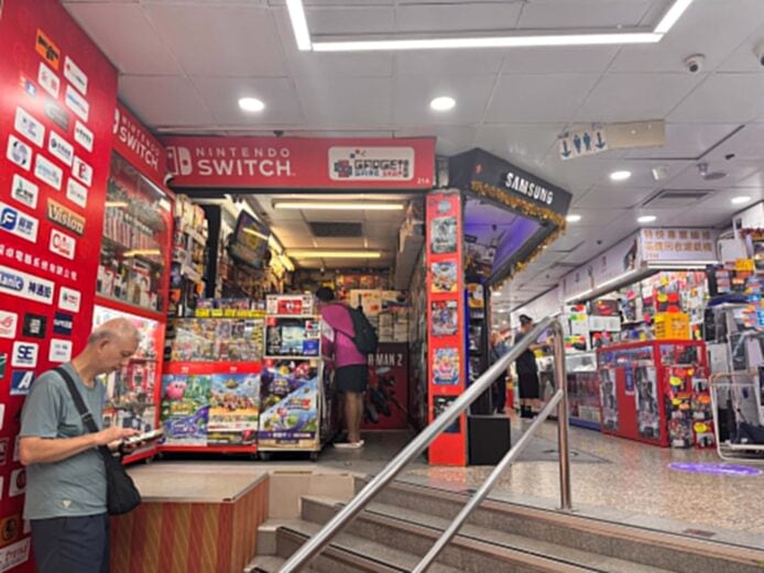 深水埗傳統遊戲店內部繁忙景象.