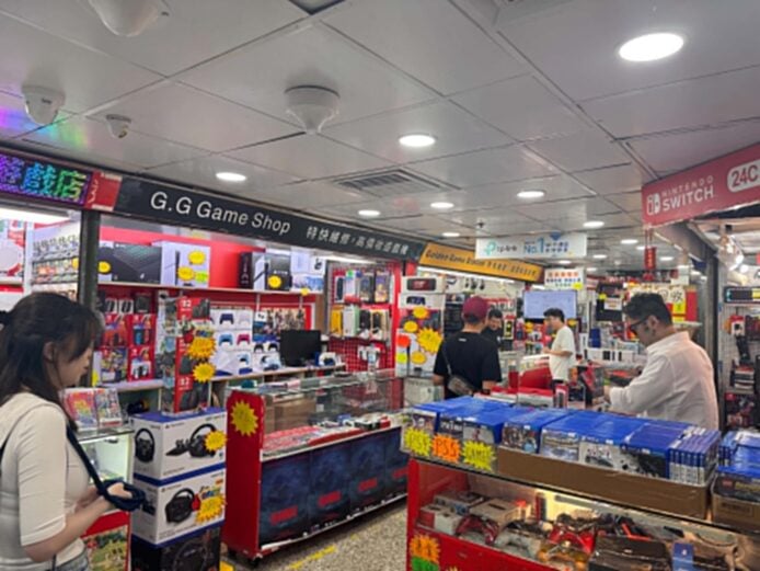 深水埗遊戲店內部,展示多款遊戲光碟和配件.