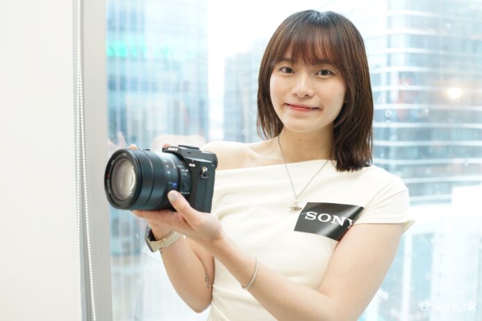 女性展示索尼RX10 V超遠攝相機.