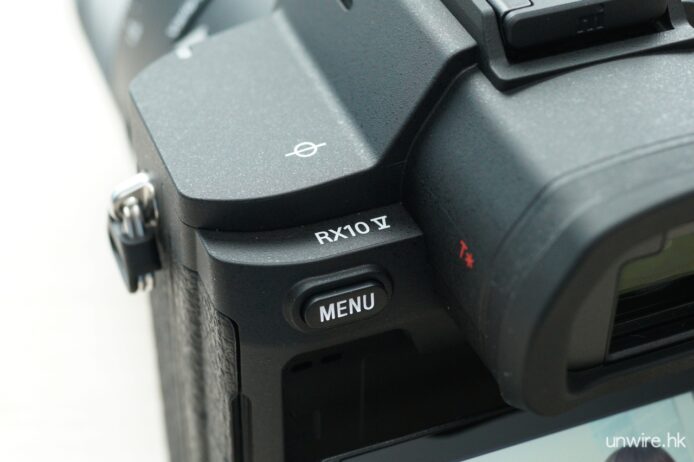 索尼 RX10 V 超遠攝相機側面特寫.